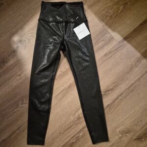 NWT Beyond Yoga Black High-Waisted Leggings XS